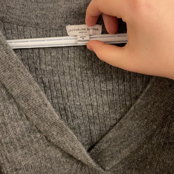 Medium-Large V Neck Hip-Length Grey Sweater - Picture 2 of 4